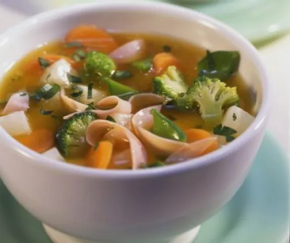 Színes zöldségleves sonkacsíkokkal recept