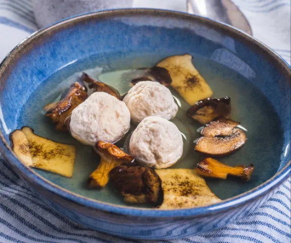Gyöngytyúkleves húsgombóccal, pirított gombákkal recept