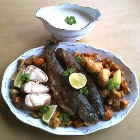 Sülthal-tál burgonyákkal és sajtszósszal recept