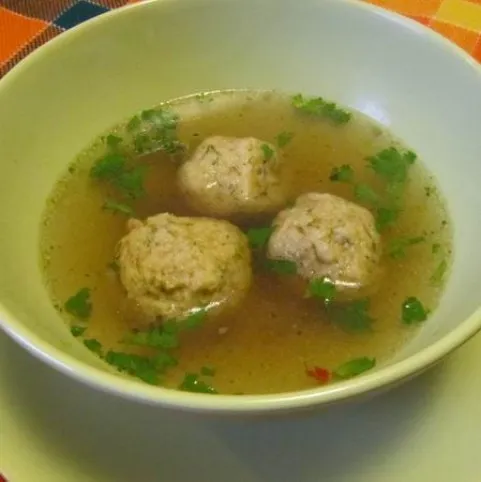 Tiroli kapros gombócleves recept