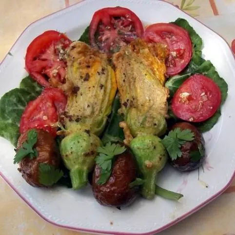 Sajttal és sonkával töltött rántott tökvirág recept