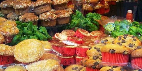 Édes és sós muffinok gazdag kínálata egy erre specializálódott üzletben