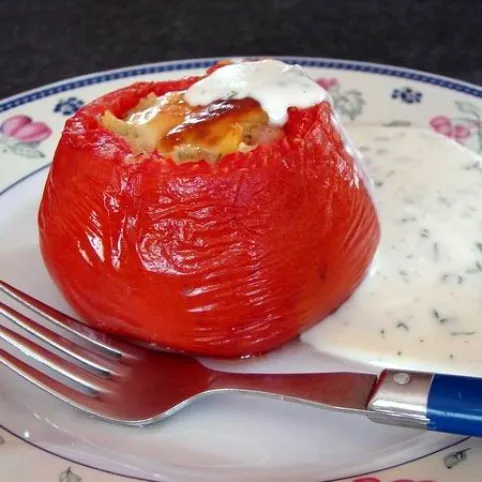 Töltött paradicsom fokhagymamártással recept