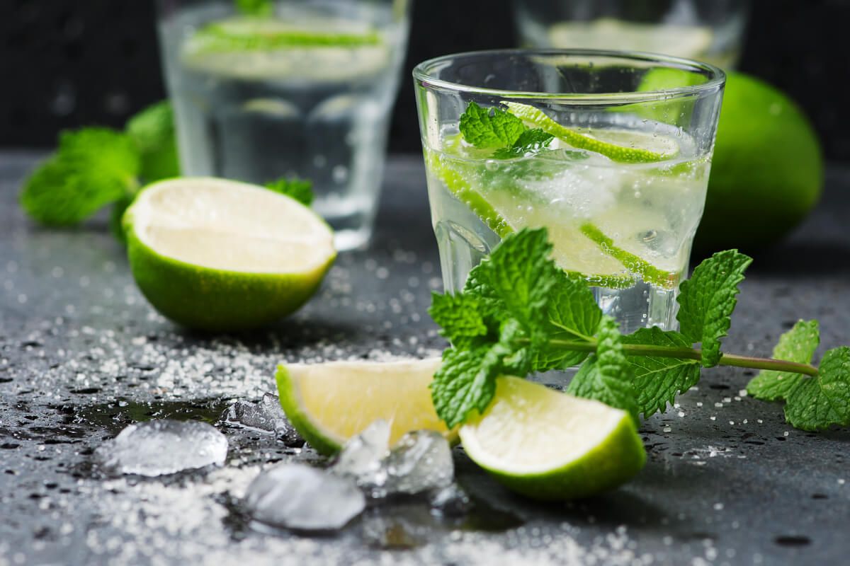 Az üde és friss mojito koktél friss mentalevelek nélkül elképzelhetetlen (Shutterstock)