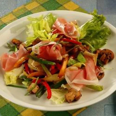Gombás-paprikás saláta füstölt sonkával recept