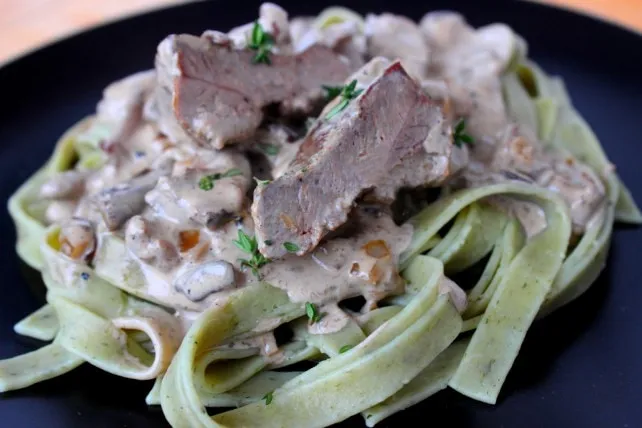 Erdei gombás szarvasszeletek medvehagymás tésztával  recept