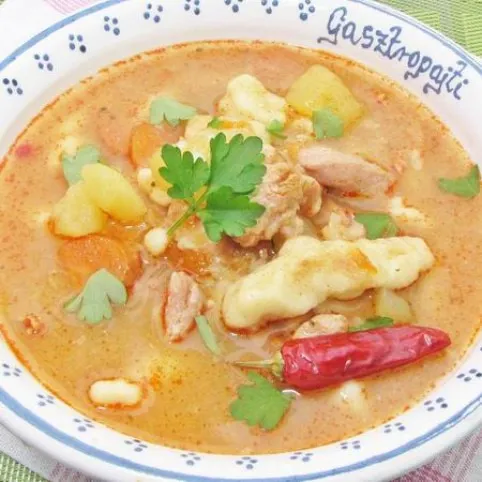 Bográcsgulyás pulykacombból recept