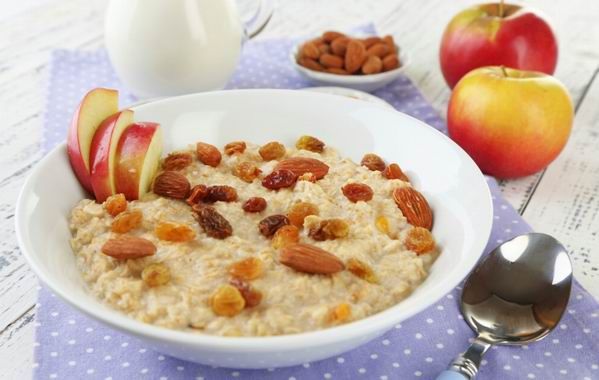 A kására emlékeztető Bircher-müzli mandula-, szója- vagy zabtejjel is elkészíthető