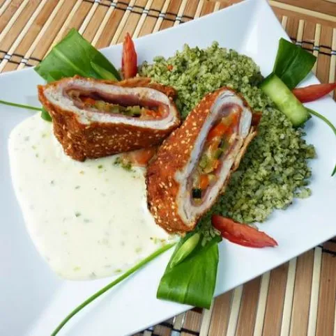 Tavaszi csirkebatyu snidlinges sajtmártással és spenótos rizzsel recept