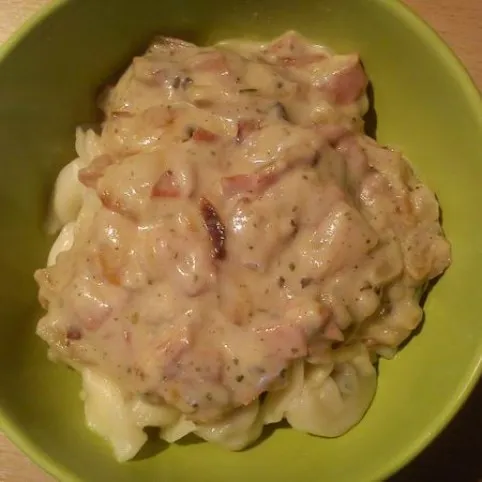 Hagymás-sonkás tortellini recept