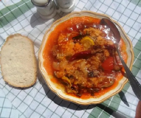 Cukkinis lecsó parasztkolbásszal, rizzsel recept