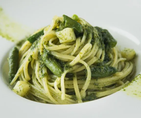 Zöld spárgás spagetti medvehagyma-pestóval recept
