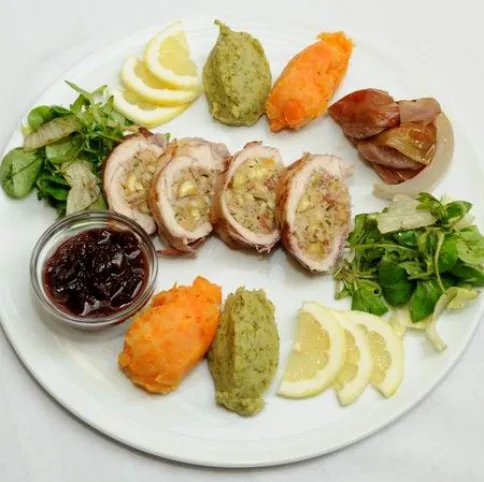 Gesztenyés pulykatekercs áfonyamártással recept