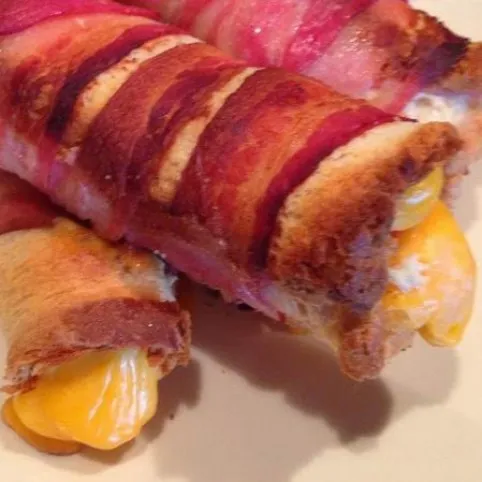Baconben sült melegszendvicstekercs recept