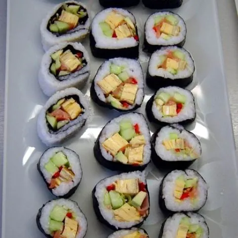 Sushi vegyesen japán omlettel és füstölt lazaccal recept