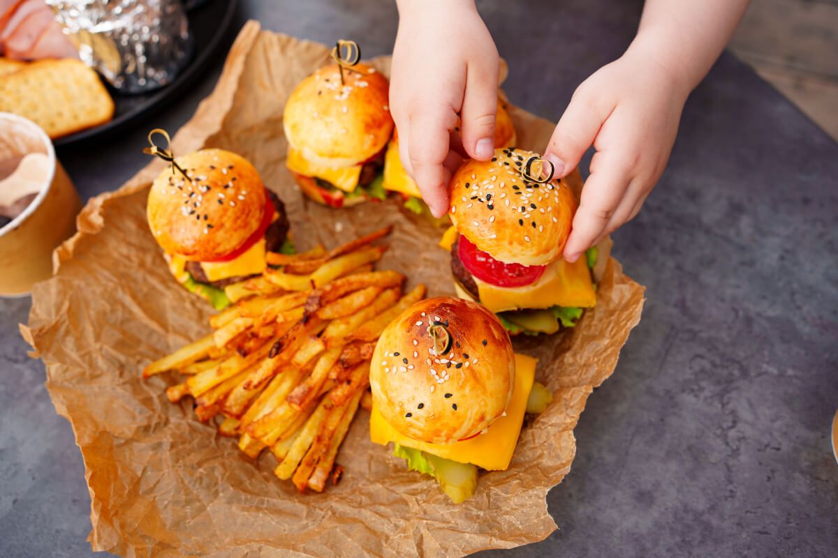 A hamburger és a hot dog minden gyerek kedvence (Shutterstock)