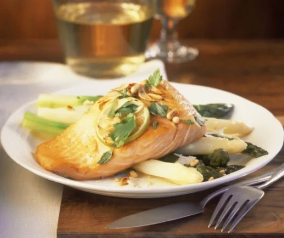 Lazacfilé spárgaágyon recept