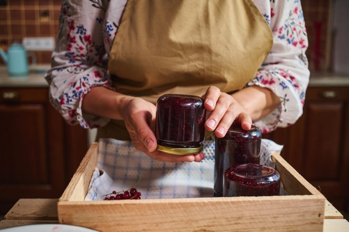 Befőzésnél fontos, hogy tiszta, rozsdamentes legyen az üveg teteje / Fotó: Shutterstock