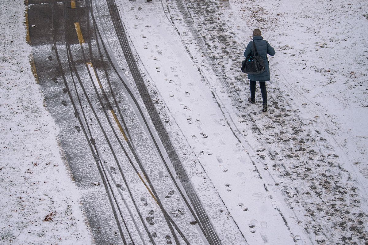 Havazott, és csúszik a járda? Só helyett ezt szórd az útra,és mindenki jobban jár! (Fotó: Balogh Zoltán / MTI)