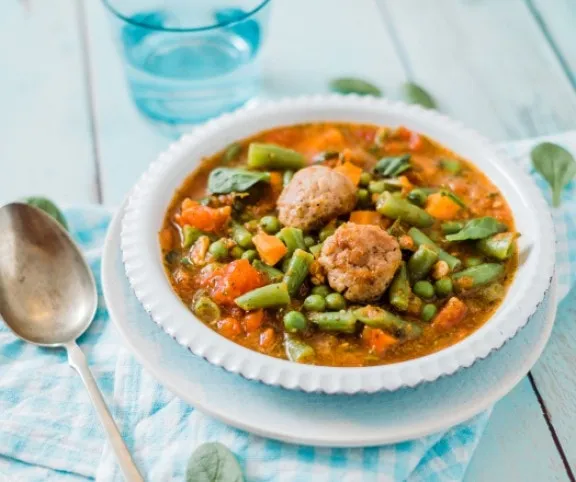 Csirkés húsgombócleves tavaszi zöldségekkel recept