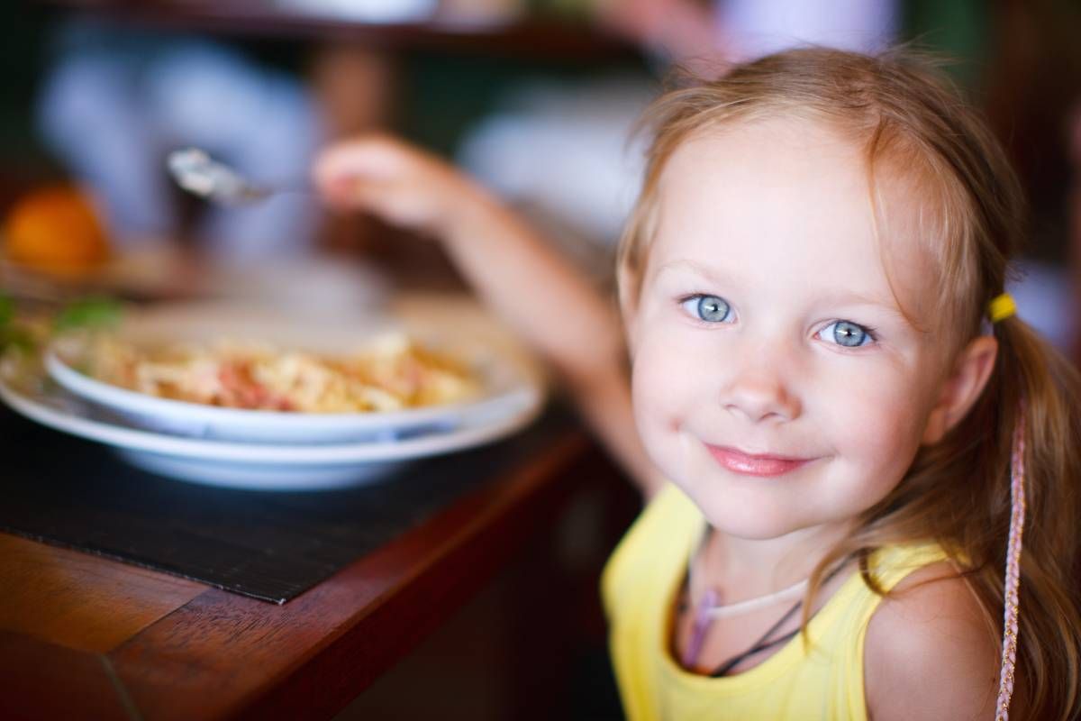 A gyerekek könnyebben megnyílnak egy kötetlen beszélgetés során / Fotó: Shutterstock