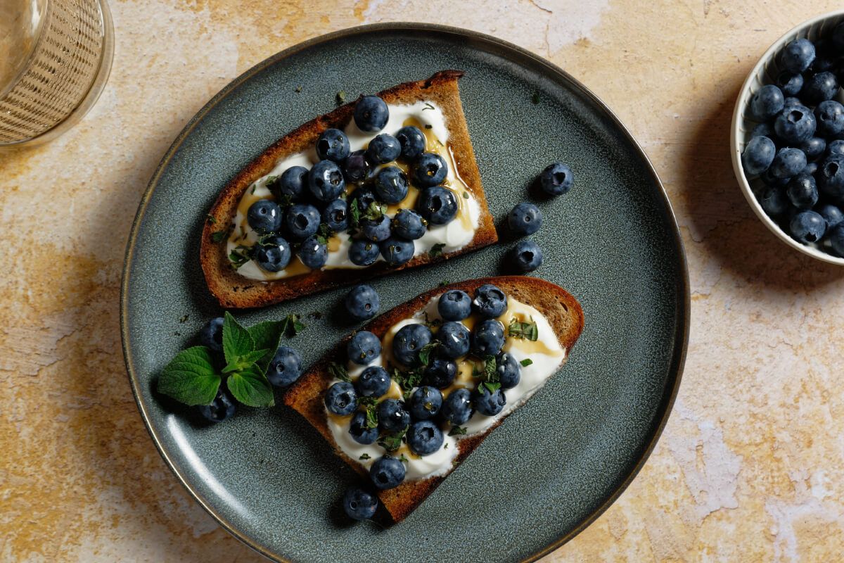 A gyümölcs és a joghurt jól bevált páros, ami kenyéren, sütve is működik (Fotó: Shutterstock)