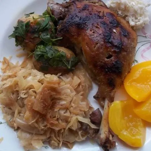 Sült kacsacomb petrezselymes újkrumplival és fehérboros káposztával recept