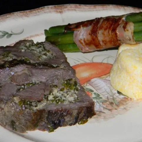 Báránytekercs medvehagymás juhtúróval töltve recept