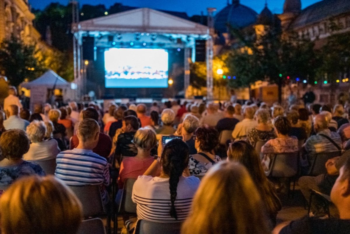 Öt vidéki nagyvárosban is megtekinthető volt a koncert óriáskivetítőn élőben, ingyenesen, különleges kiegészítő programok kíséretében / Forrás: MVM Zrt.