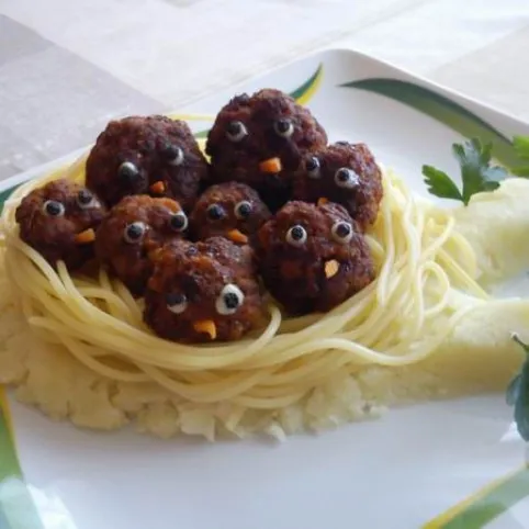 Fasírt fiókák krumpli ágon tésztafészekben  recept