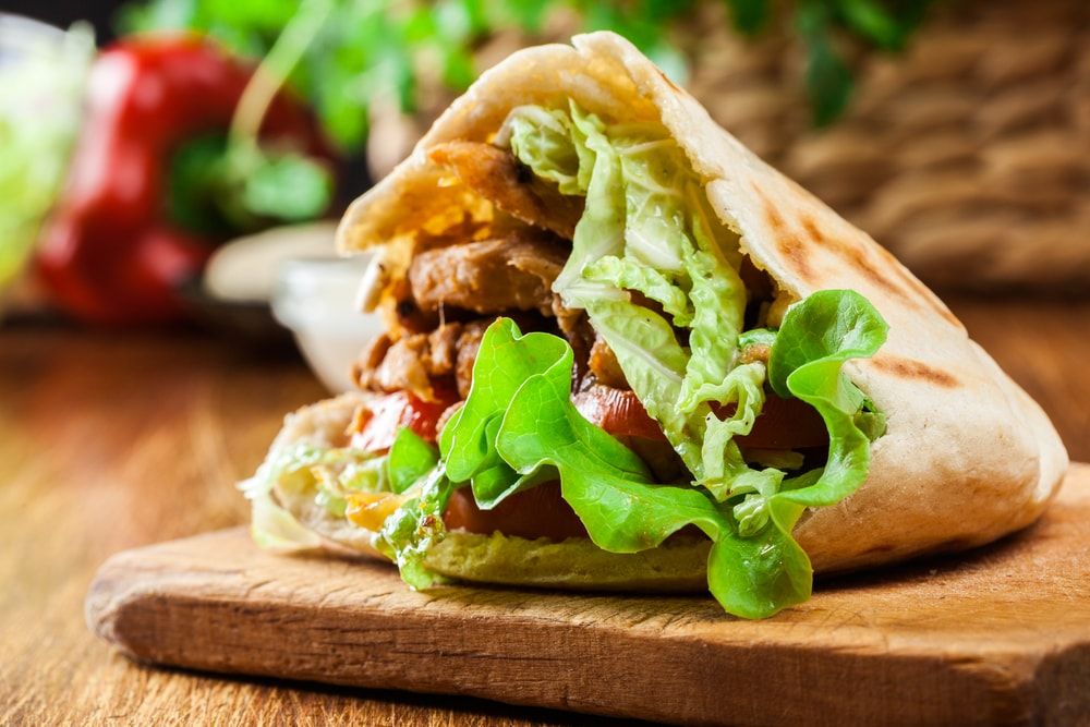 A kebabot salátával és szószokkal teszik teljessé (Shutterstock)