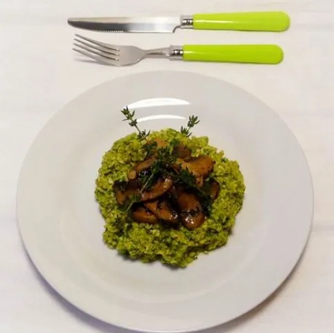 Zöldfűszeres zabkása kakukkfüves gombával recept