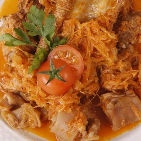 Házi disznótoros paprikás savanyú káposztával és csomborral recept