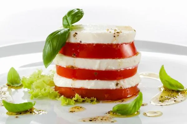 Klasszikus caprese: a paradicsom, a mozzarella és a bazsalikom hármasa