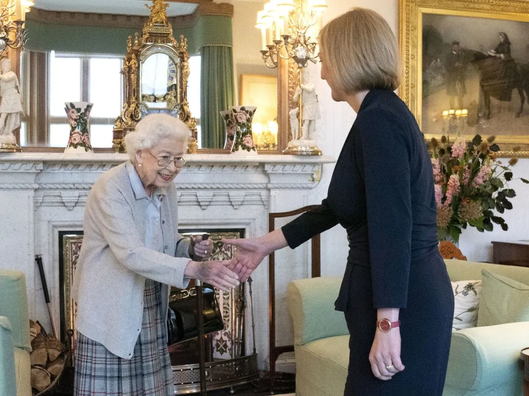 Az utolsó fotó, ahol II. Erzsébet még mosolygott, miközben kezet fogott Liz Truss miniszterelnökkel halála előtt két nappal /Fotó: Northfoto