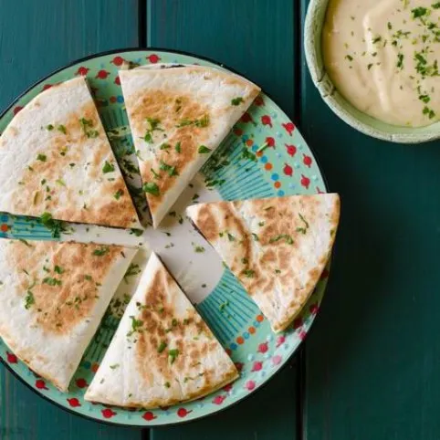 Spenótos-feketebabos quesadilla sajtszósszal recept