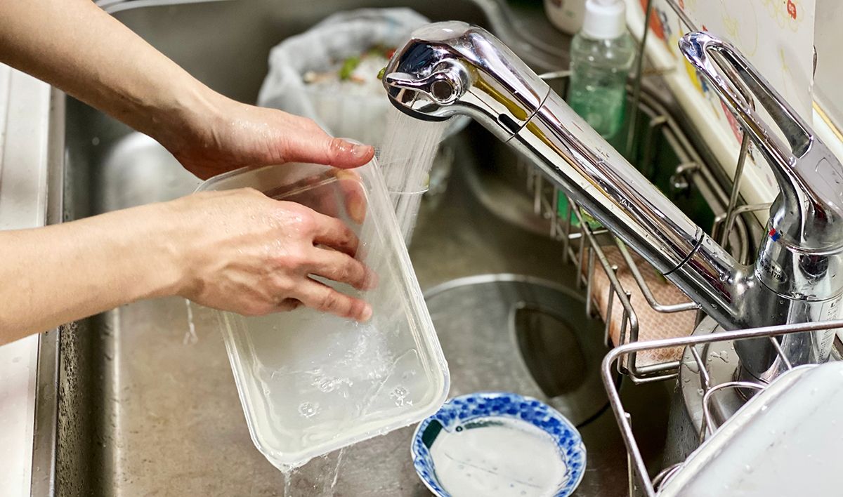 Elég egy paradicsomos vagy zsíros étel, és máris elszíneződik a műanyag ételes /Fotó: Shutterstock