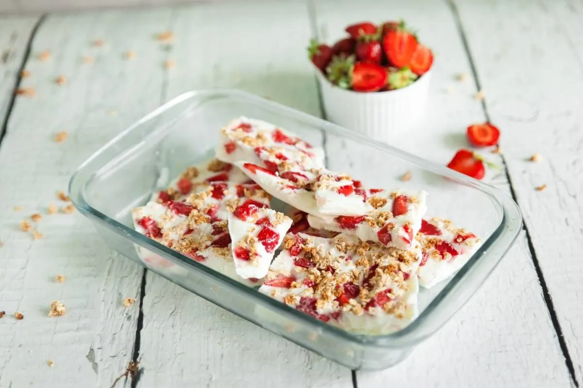 Roppanós fagyinasi (Frozen yogurt bark) / Fotó: Shutterstock