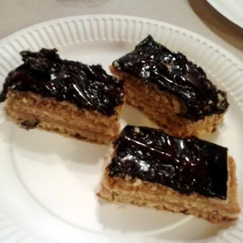 Omlós mézes-karamellás krémes recept