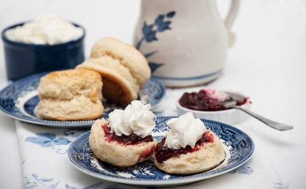 A scone leginkább a mi pogácsánkra hasonlít :)