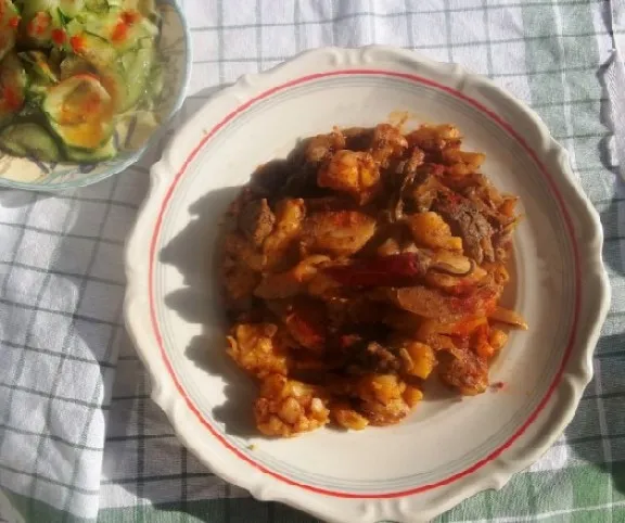 Resztelt borjúmáj krumplival és uborkasalátával recept