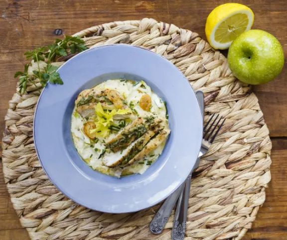 Fűszervajas csirkemell majonézes cukkinisalátával recept