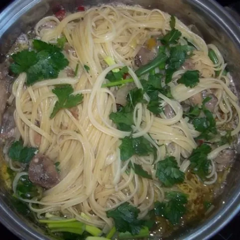 Szicíliai két gombás spaghetti fehérborral recept