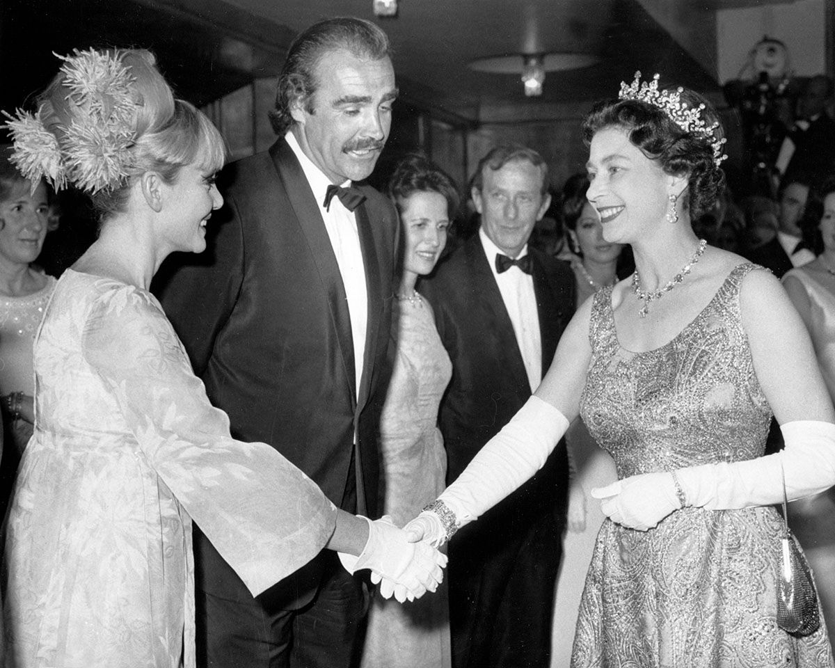 Sean Connery és felesége, Diane Cilento köszönti II. Erzsébet királynőt a londoni Odeon moziban 1967-ben /Fotó: Northfoto