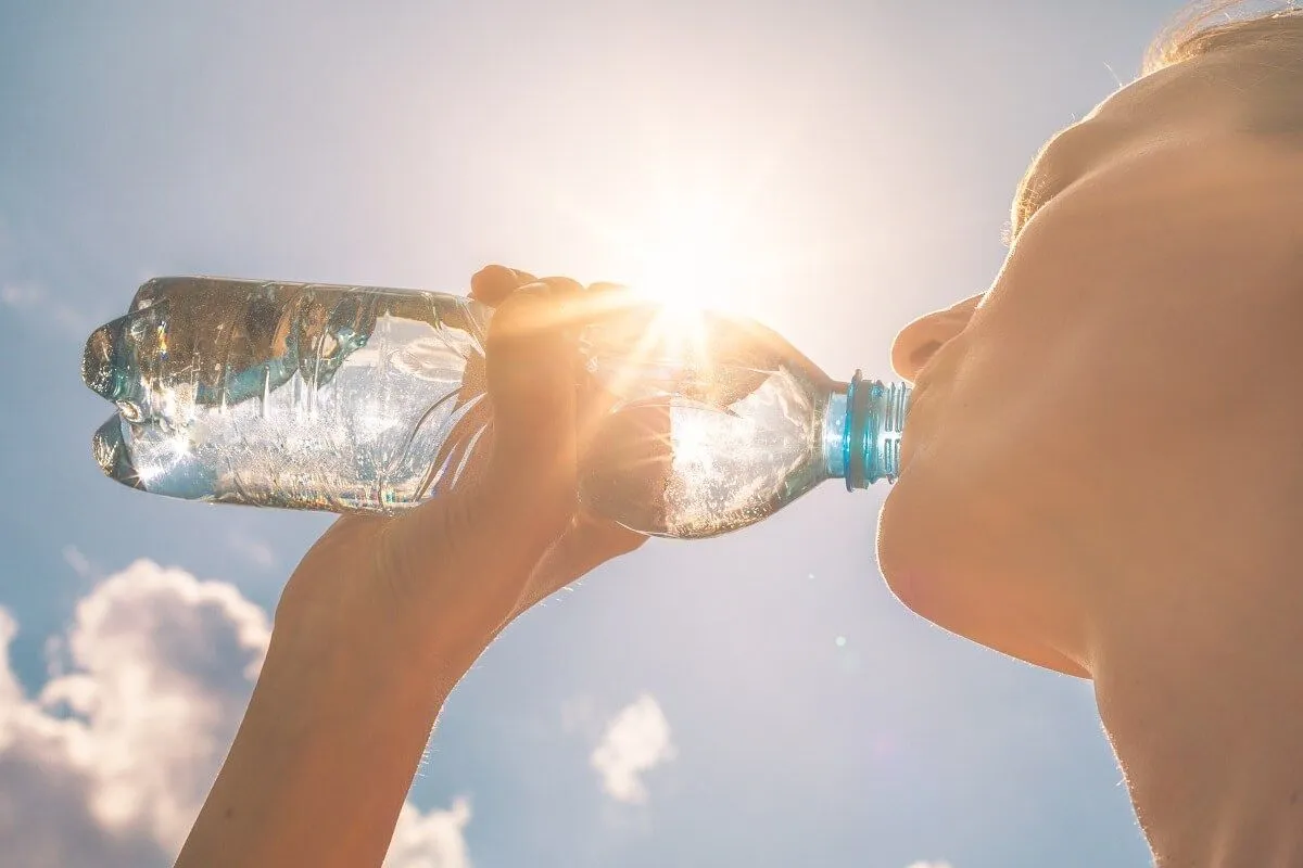 Nagy hőségben fokozottan ügyeljünk a megfelelő folyadékbevitelre! (Fotó: Shutterstock)