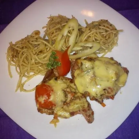 Borjúszűz olaszosan fenyőmagos zöld tésztával recept