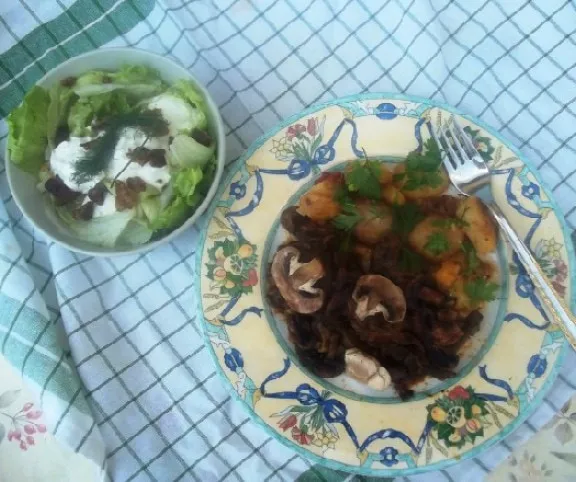 Resztelt máj újkrumplival, tejfölös-tepertős salátával recept