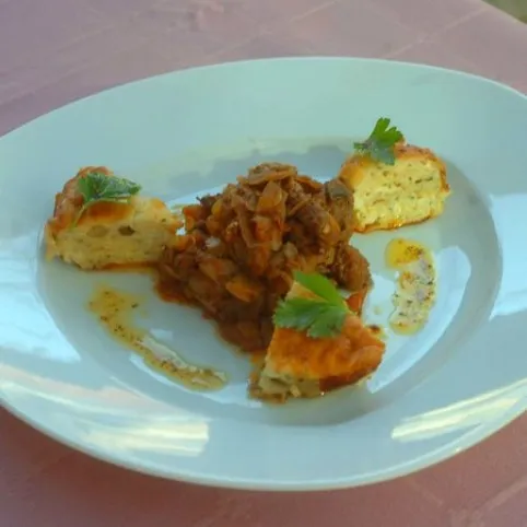Vadásztokány sajtos-tejfölös palacsintametélttel recept