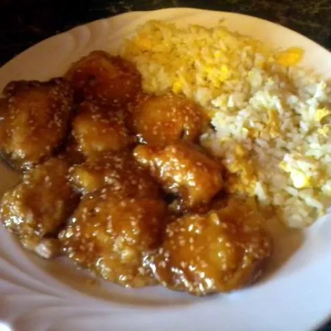 Csirkemell szezámos-mézes bundában, tojásos rizzsel recept