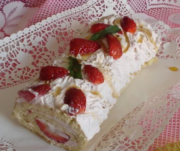 Likőrös piskótatekercs mézkaramell öntettel recept